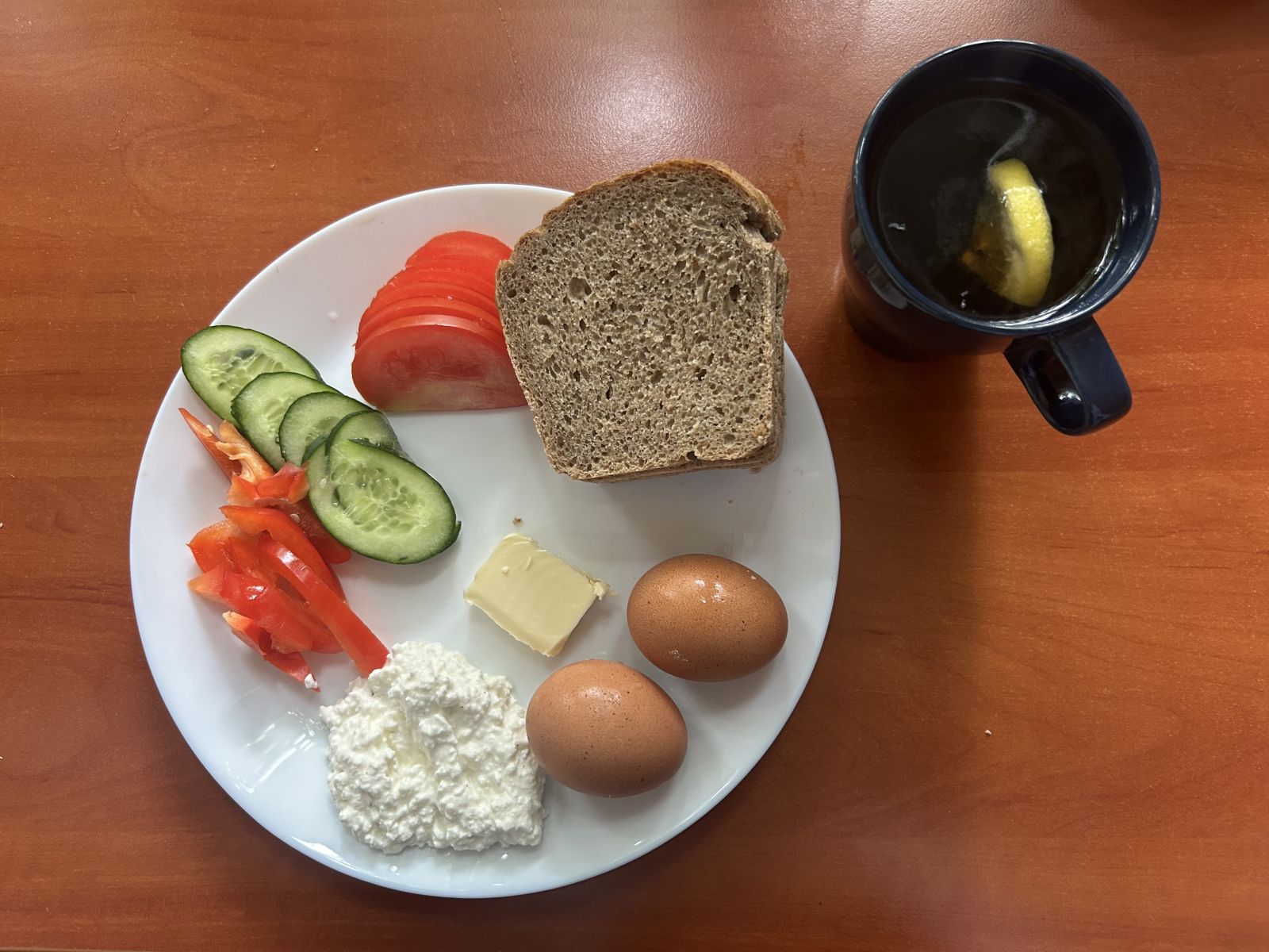 Chleb żytni, pomidor, ogórek, papryka, jaja, herbata