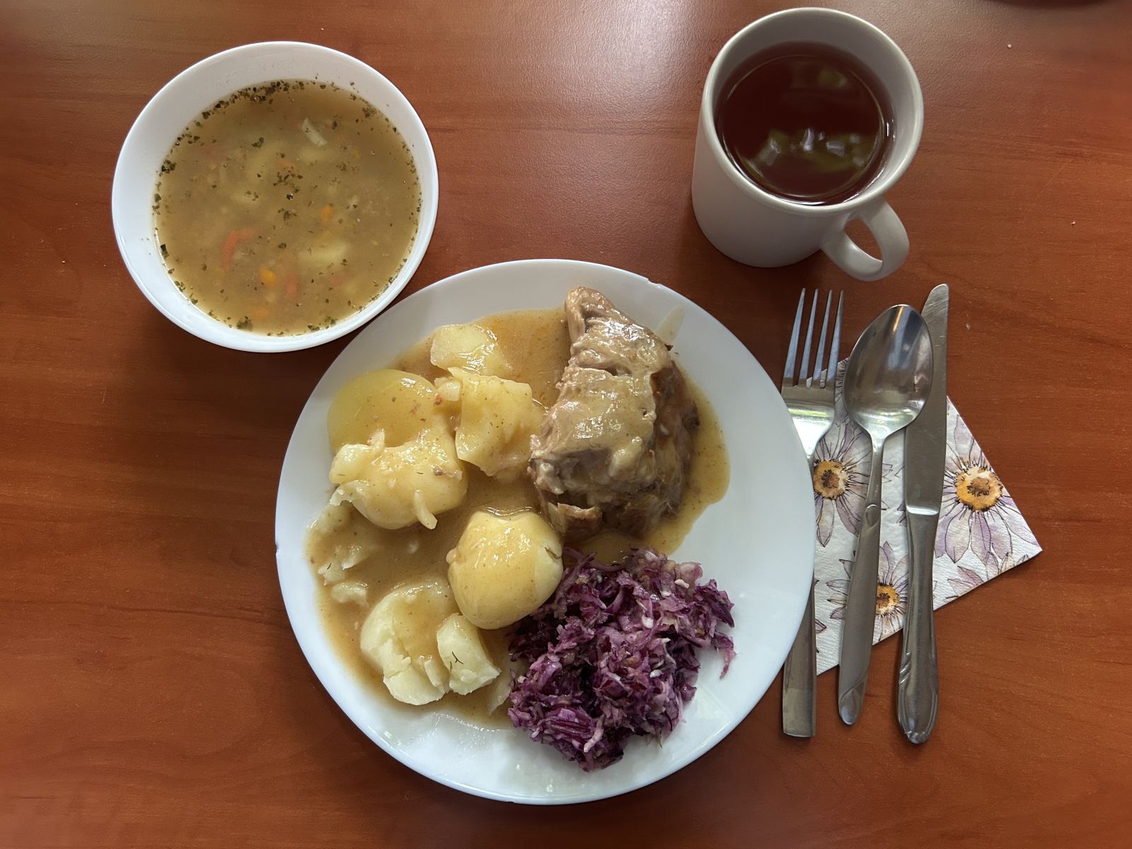 Zupa ziemniaczana, karkówka, ziemniaki, surówka z kapusty czerwonej, kompot