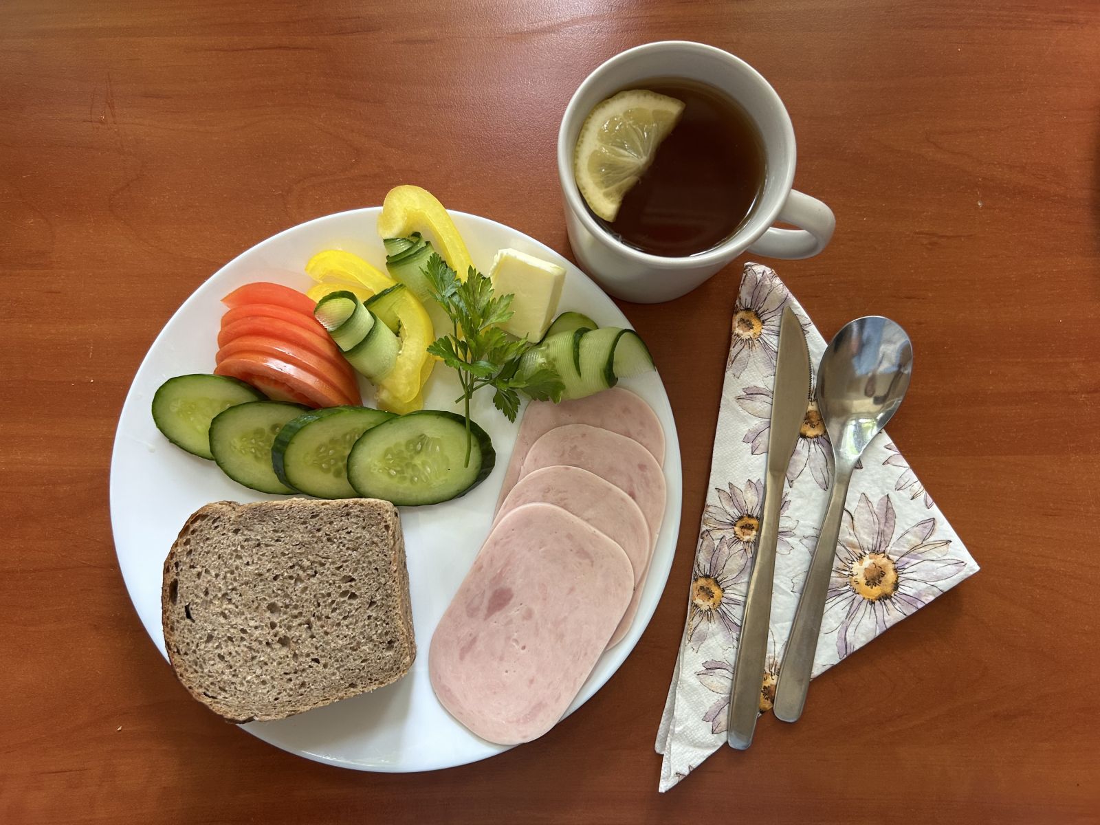 Chleb żytni, pomidor, ogórek, papryka, wędlina, herbata