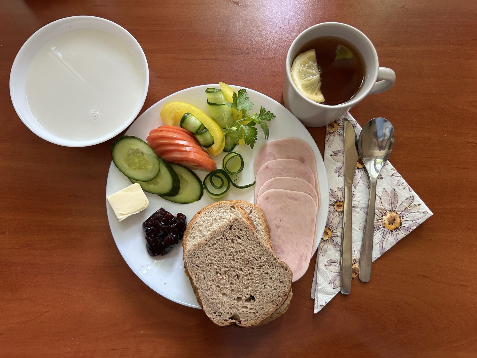 Płatki owsiane na mleku, chleb pszenny i żytni, pomidor, ogórek, papryka, wędlina, dżem