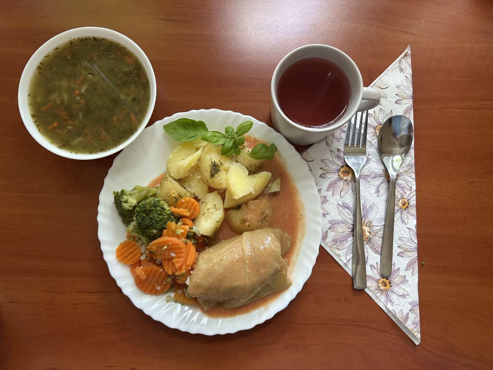 Zupa szczawiowa, gołąbki z sosem pomidorowym, ziemniaki gotowane, bukiet warzyw gotowanych, kompot