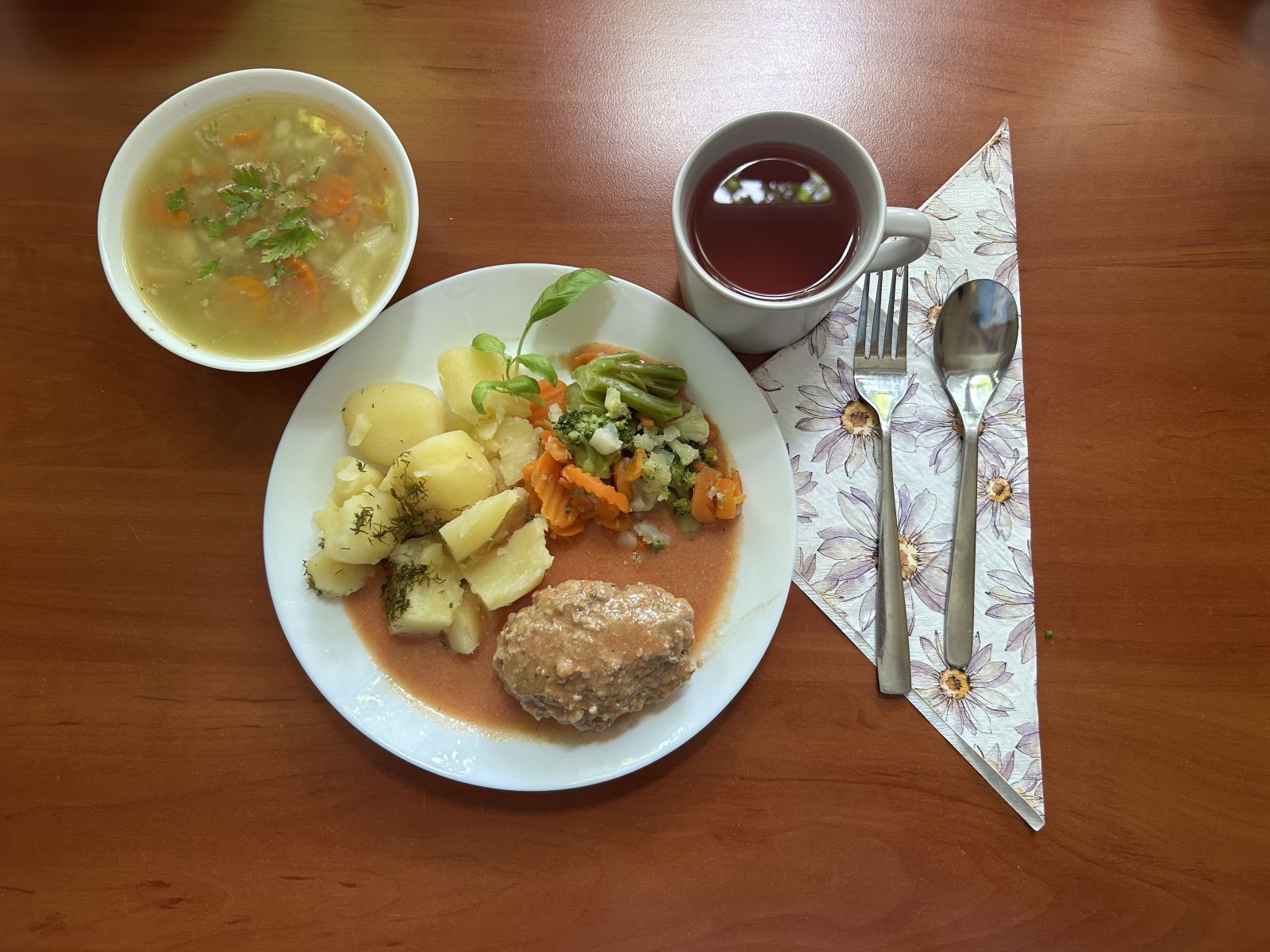 Zupa jarzynowa, kotlet mięsno-ryżowy, ziemniaki gotowane, bukiet warzyw gotowanych, kompot