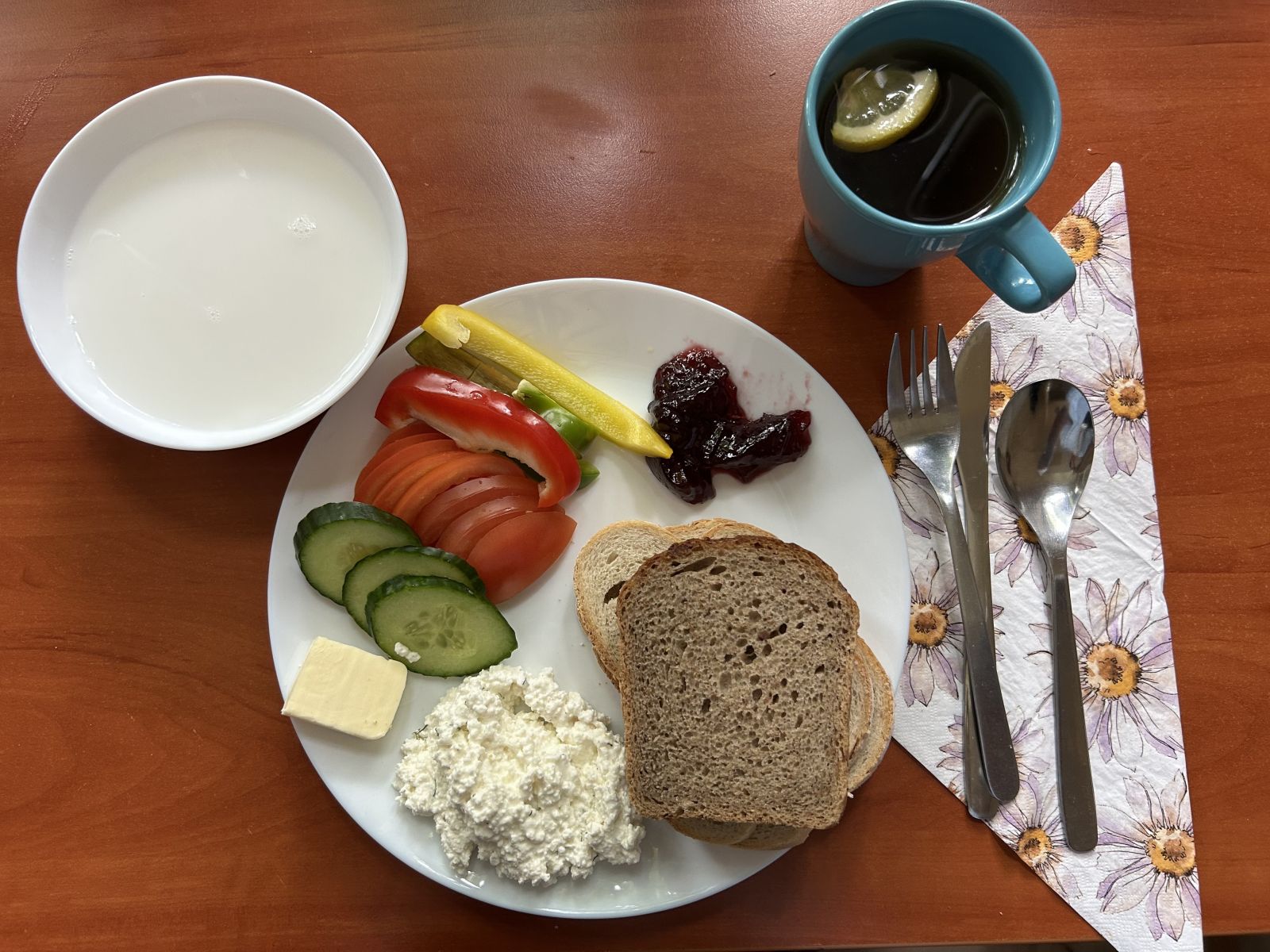 Płatki ryżowe na mleku, chleb pszenny, pomidor, ogórek, papryka, twarożek, dżem