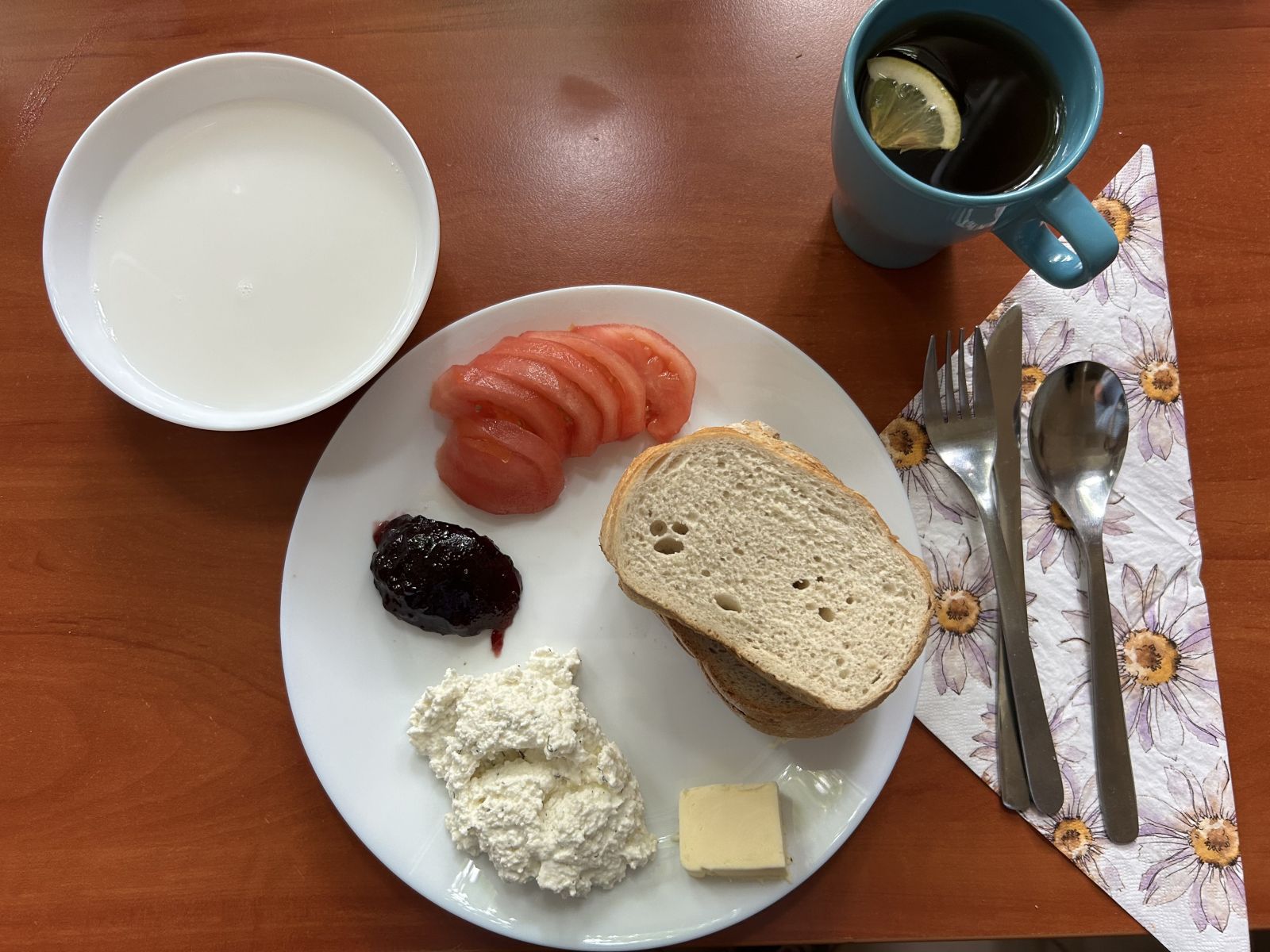 Płatki ryżowe na mleku, chleb pszenny i żytni, pomidor, ogórek, papryka, twarożek, dżem