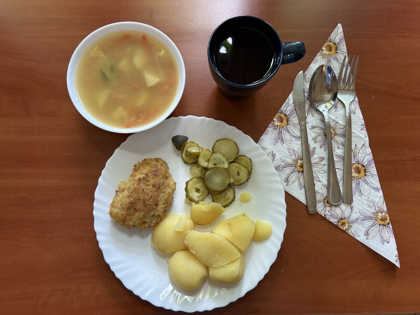 Zupa z soczewicą, kotlet rybny, ziemniaki, ogórki kiszone, kompot