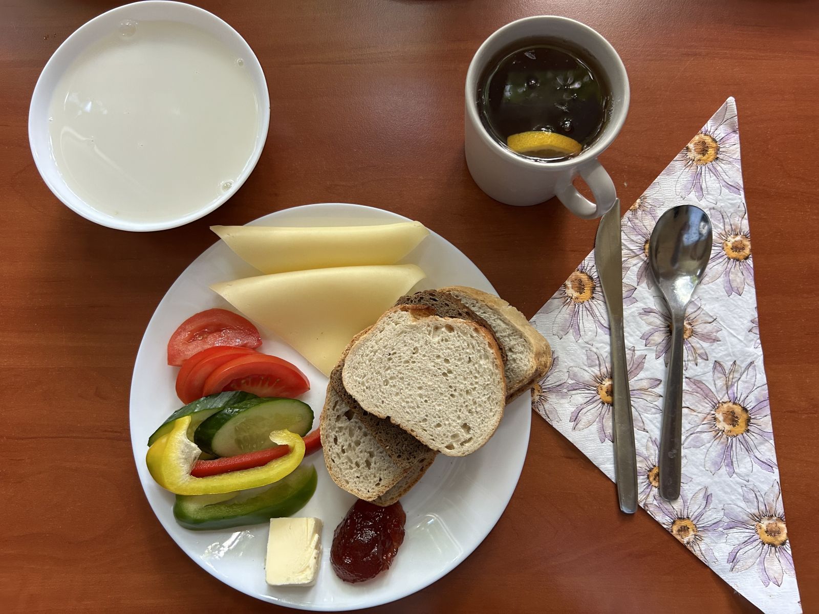 Płatki owsiane na mleku, chleb pszenny i żytni, pomidor, ogórek, papryka, ser żółty, dżem