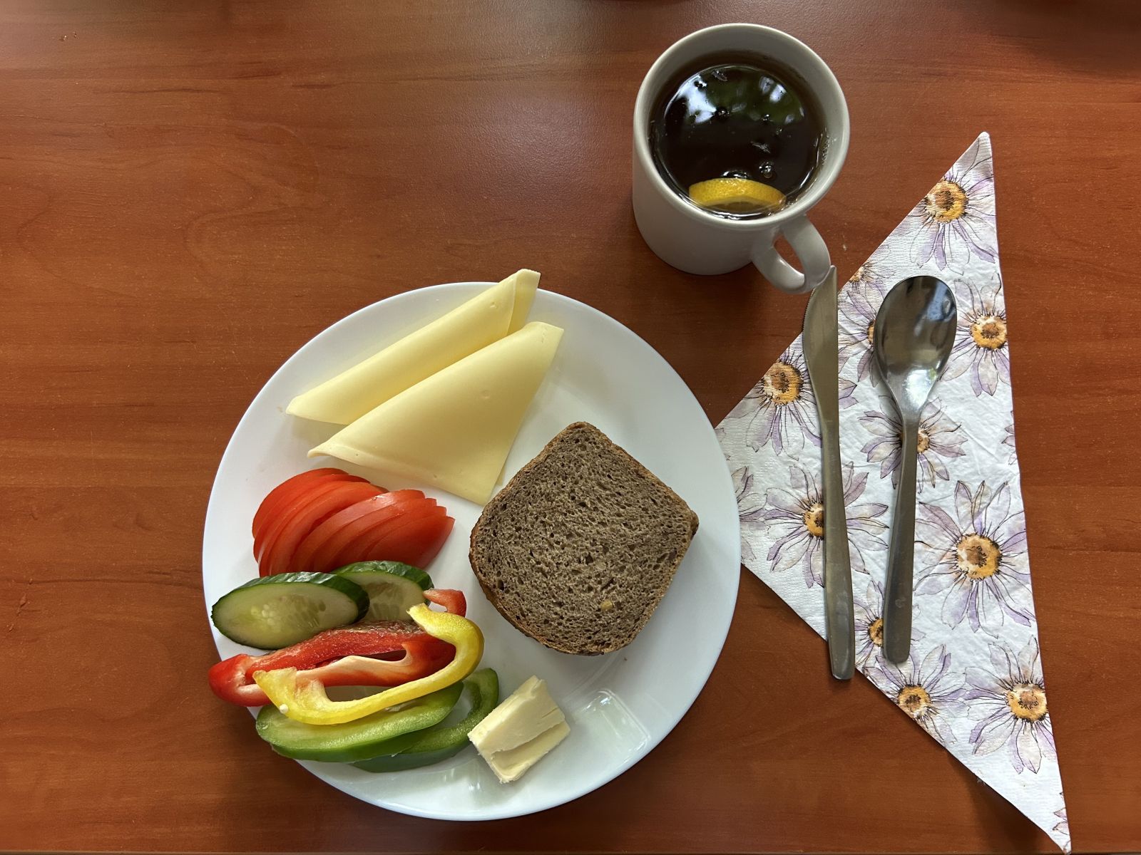 Chleb żytni, pomidor, ogórek, papryka, ser żółty, herbata