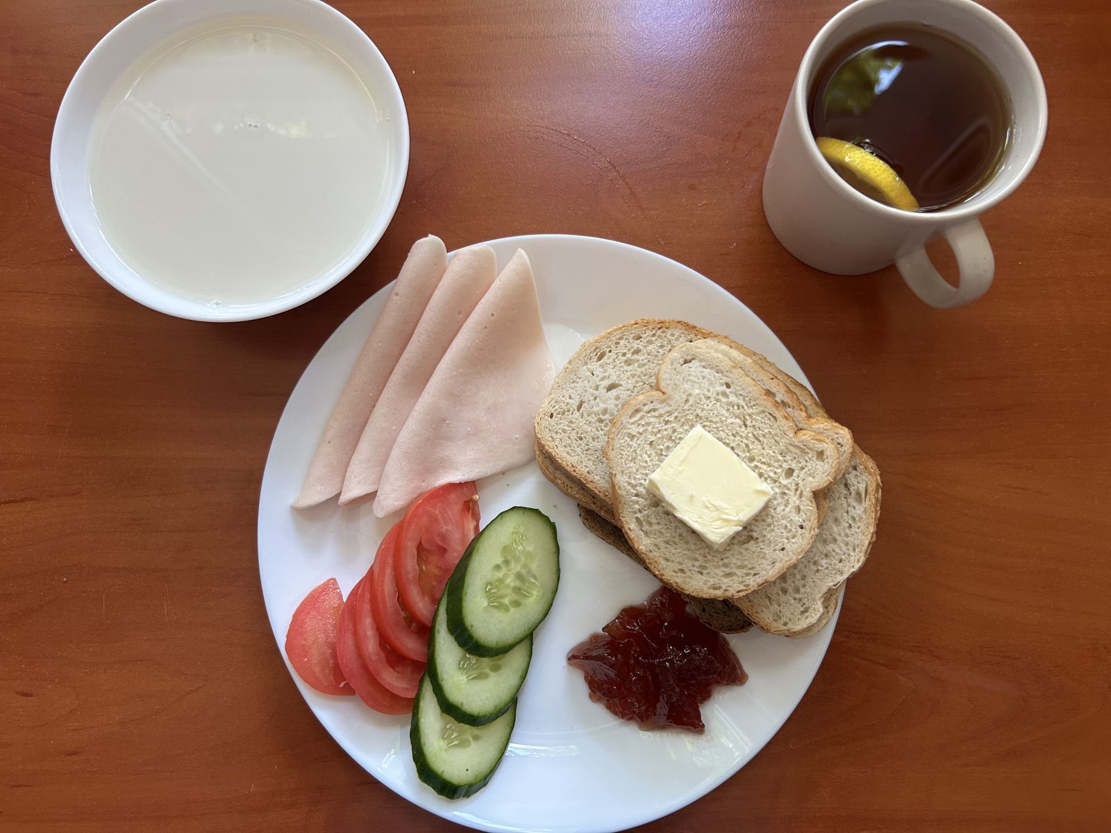 Płatki owsiane na mleku, chleb pszenny i żytni, pomidor, ogórek, wędlina, dżem