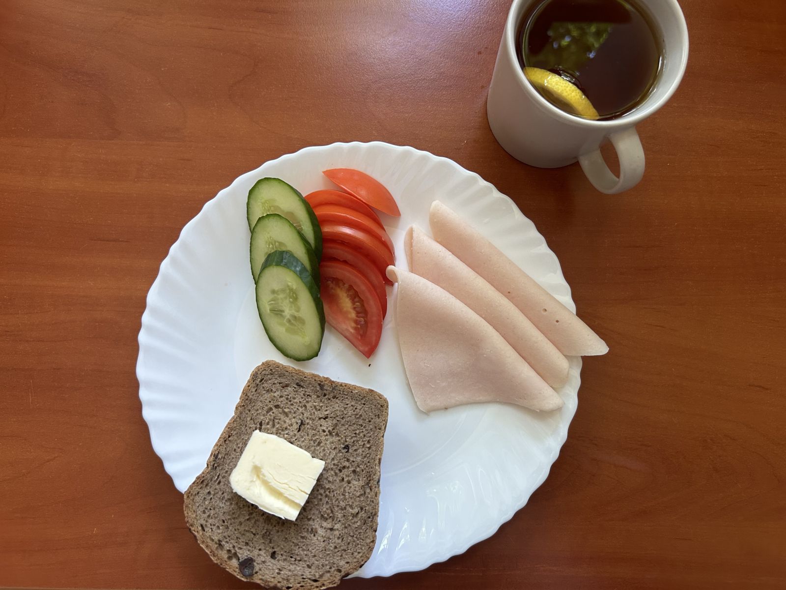 Chleb żytni, pomidor, ogórek, wędlina, herbata
