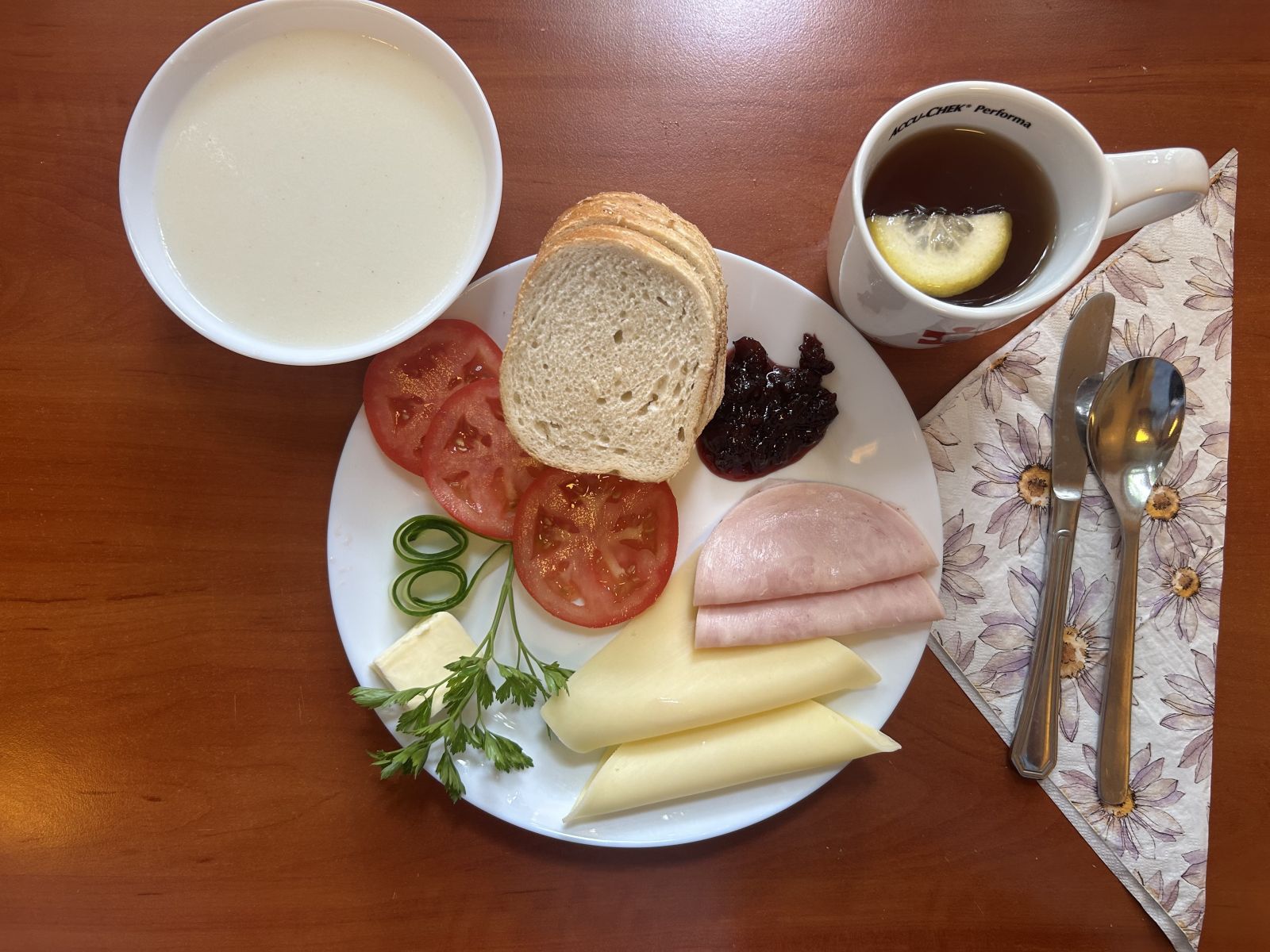 Kasza manna, chleb pszenny,  pomidor, wędlina, ser żółty, dżem