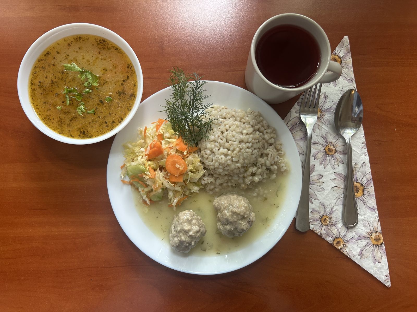 Zupa grochowa, pulpety w sosie, kasza jęczmienna, surówka z kapusty , kompot