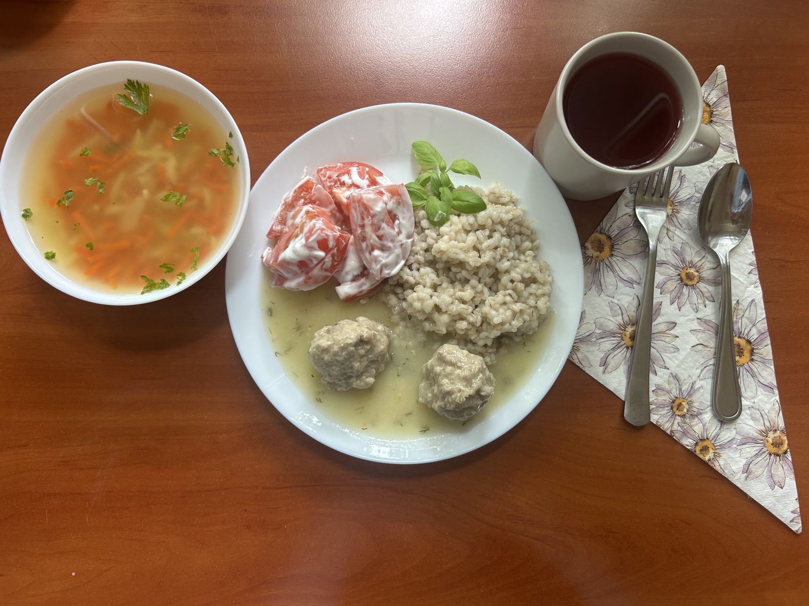 Zupa ryżowa, pulpety w sosie, kasza jęczmienna, pomidory z jogurtem , kompot