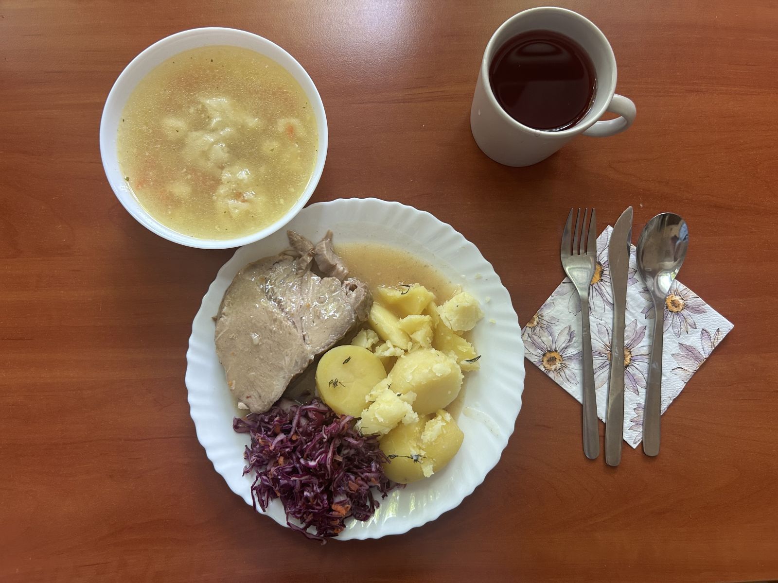 Zupa kalafiorowa, karkówka, ziemniaki, surówka z kapusty czerwonej, kompot