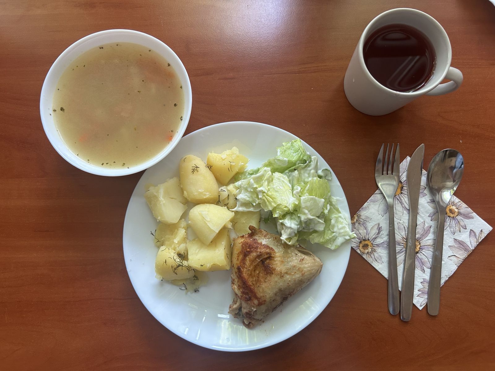 Zupa ziemniaczana, udka, ziemniaki, sałata z jogurtem, kompot