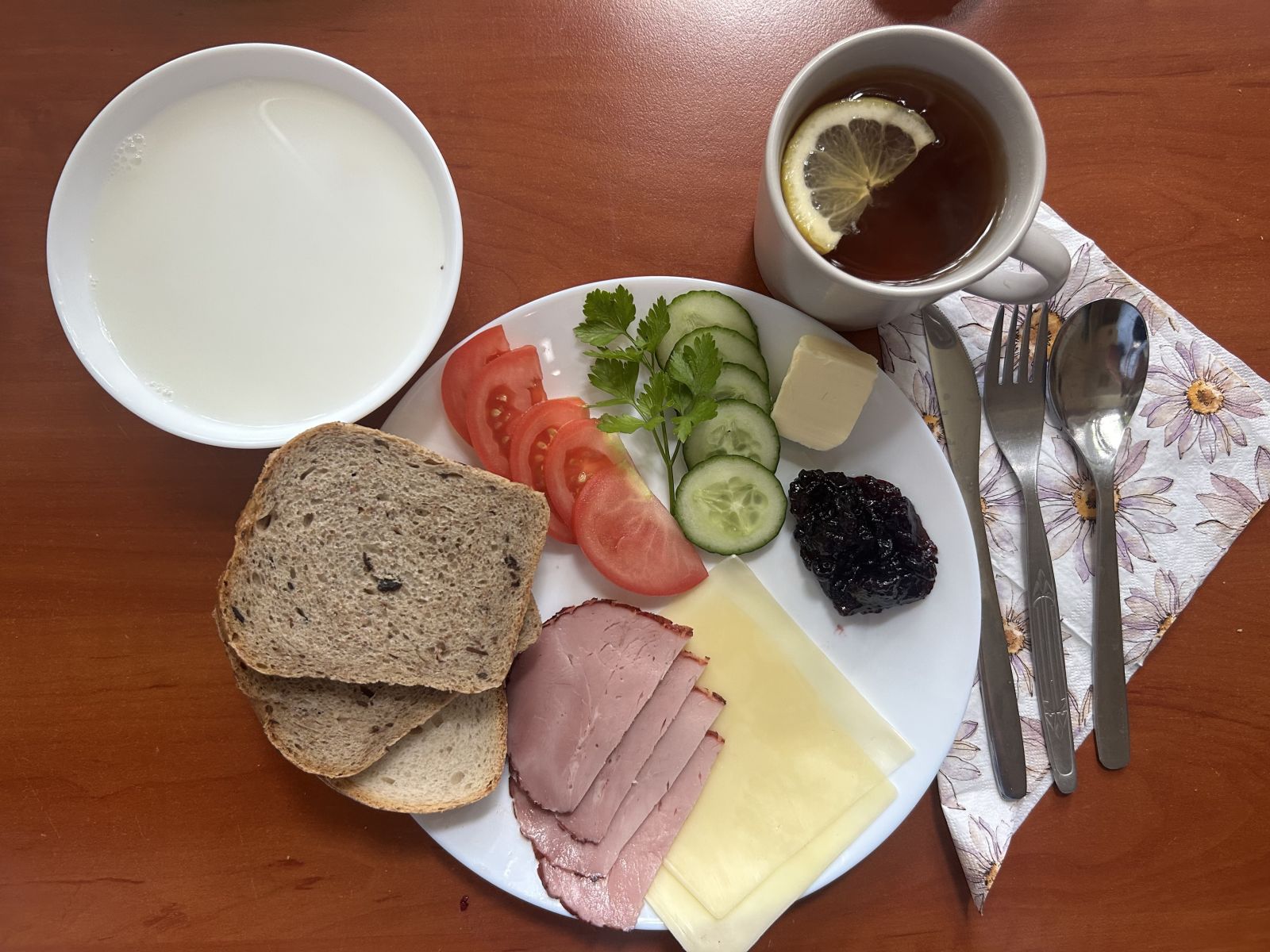 Makaron na mleku, chleb pszenny i żytni, pomidor, ogórek, wędlina, ser żółty, dżem