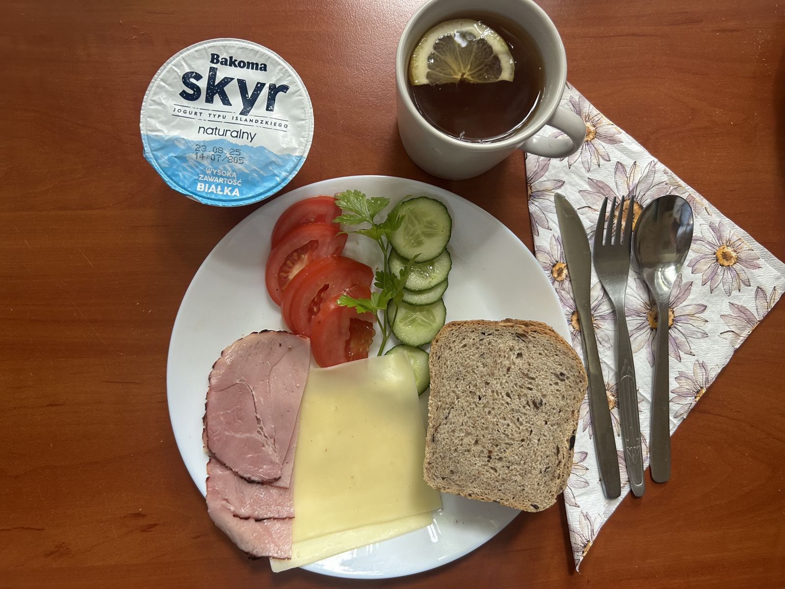 Chleb żytni, pomidor, ogórek, wędlina, ser żółty