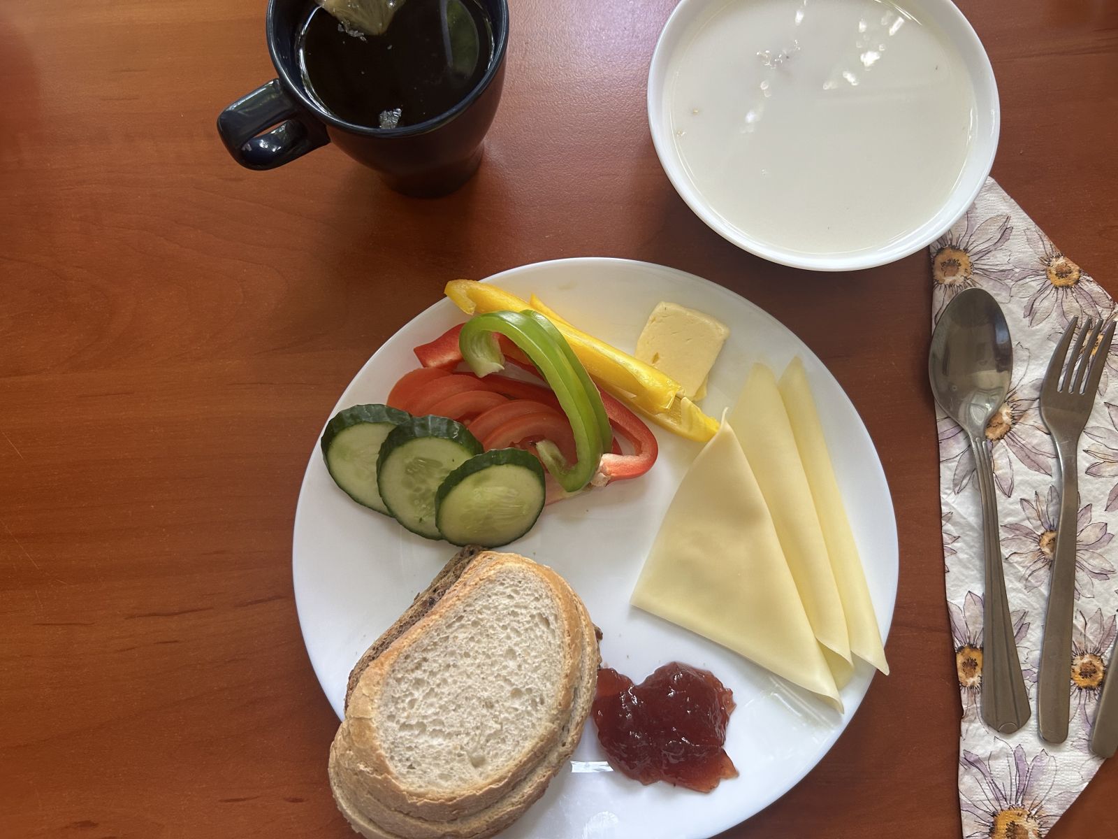 Płatki owsiane na mleku, chleb pszenny i żytni, pomidor, ogórek, papryka, ser żółty, dżem