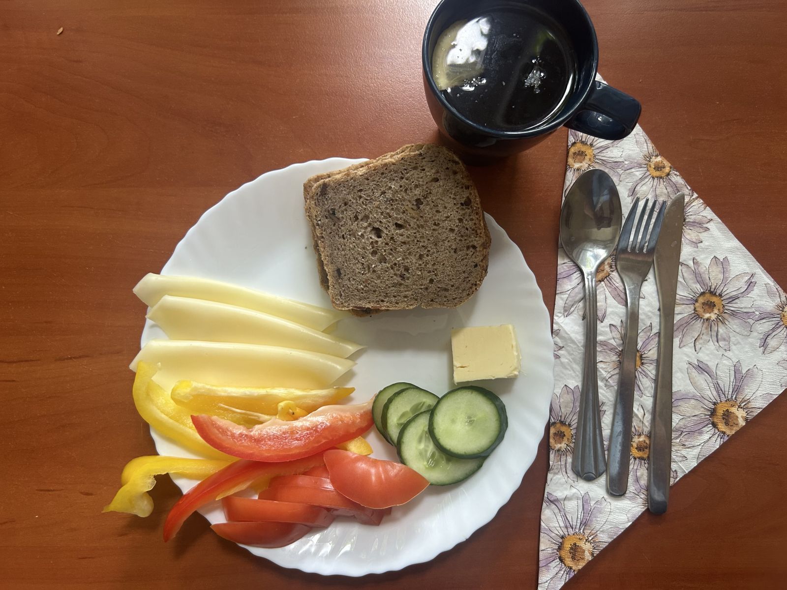 Chleb żytni, pomidor, ogórek, papryka, ser żółty, herbata