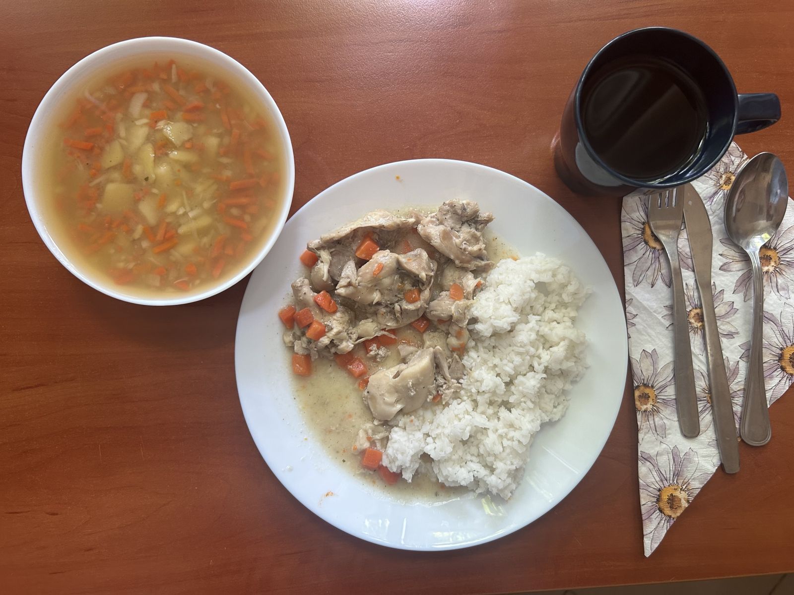 Zupa ziemniaczana, potrawka z kurczaka z marchewką, ryż biały gotowany, kompot