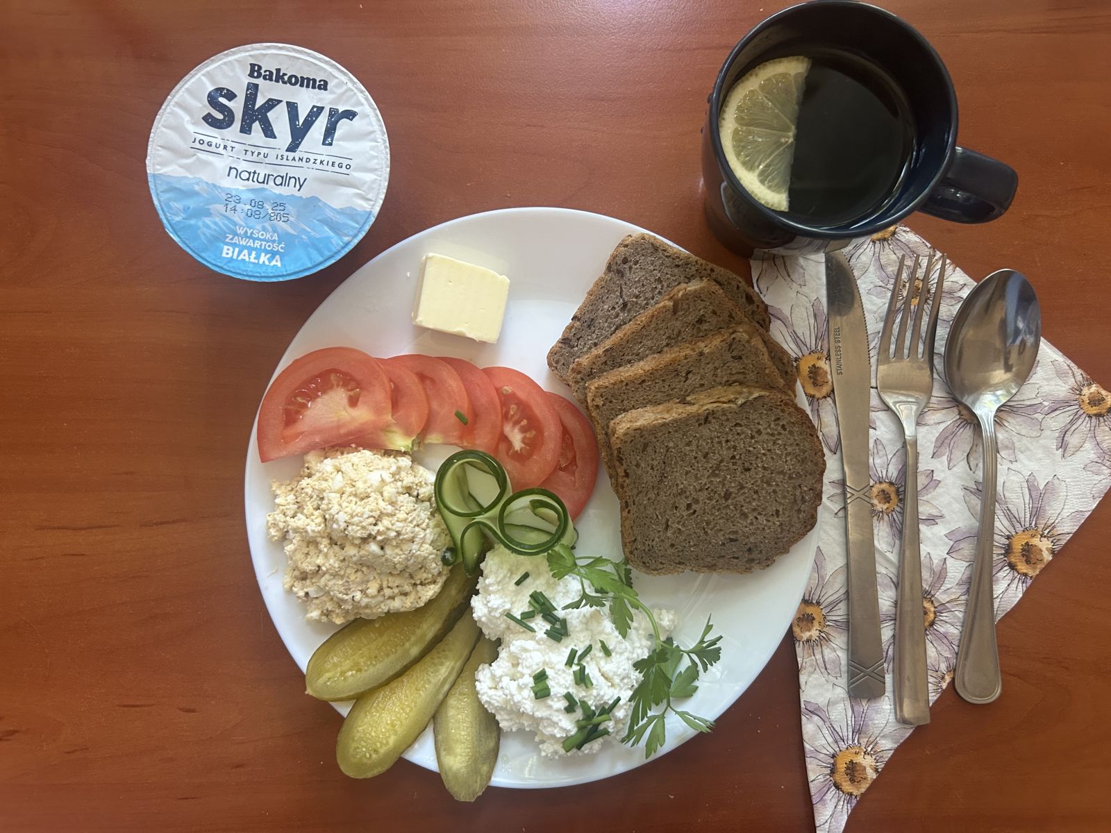 Chleb żytni, pomidor, ogórek kiszony, wędlina, twaróg, herbata