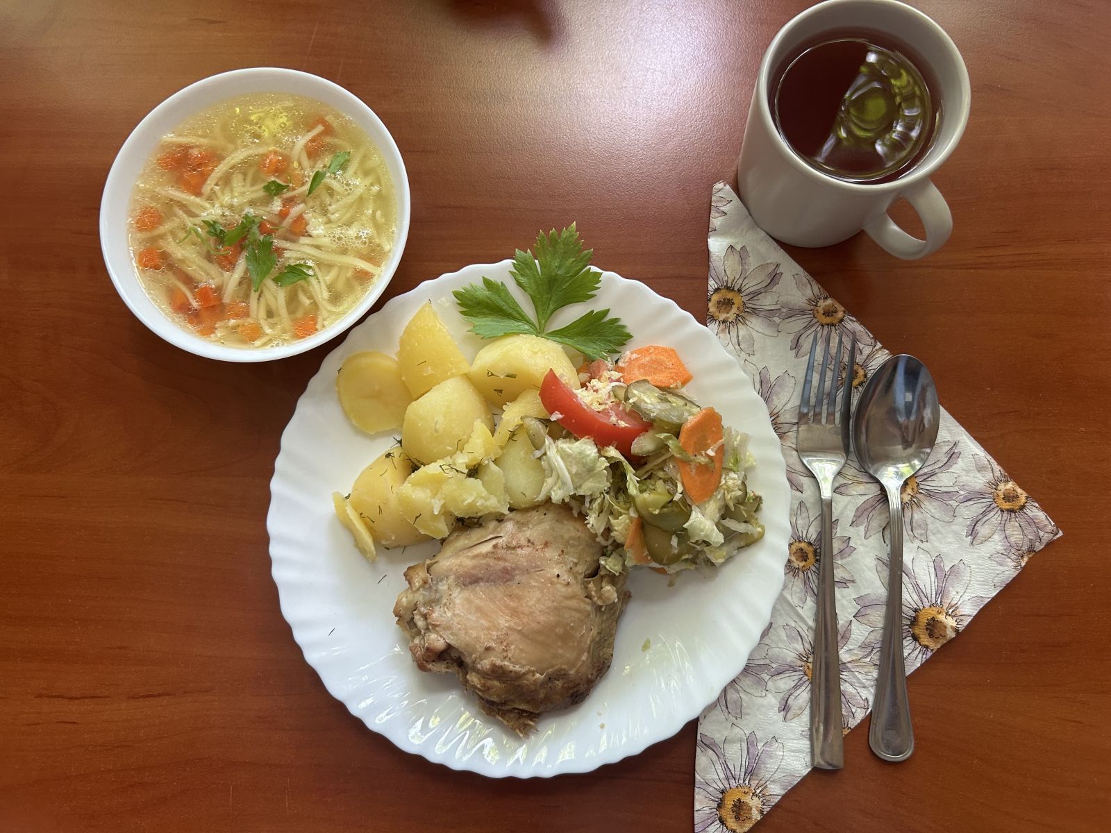 Zupa jarzynowa, gulasz wieprzowy, kasza jęczmienna, surówka z marchewki, kompot