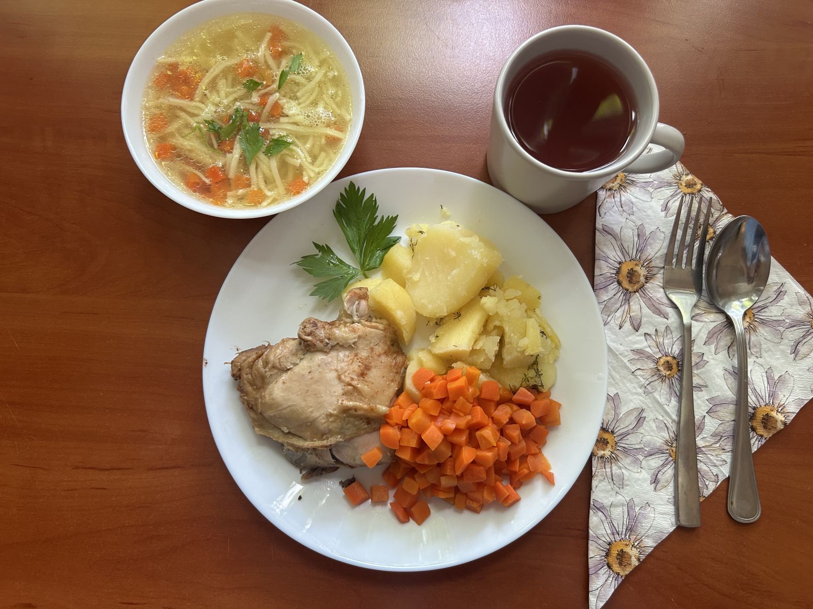 Zupa jarzynowa, gulasz z indyka, kasza jęczmienna, surówka z marchewki, kompot