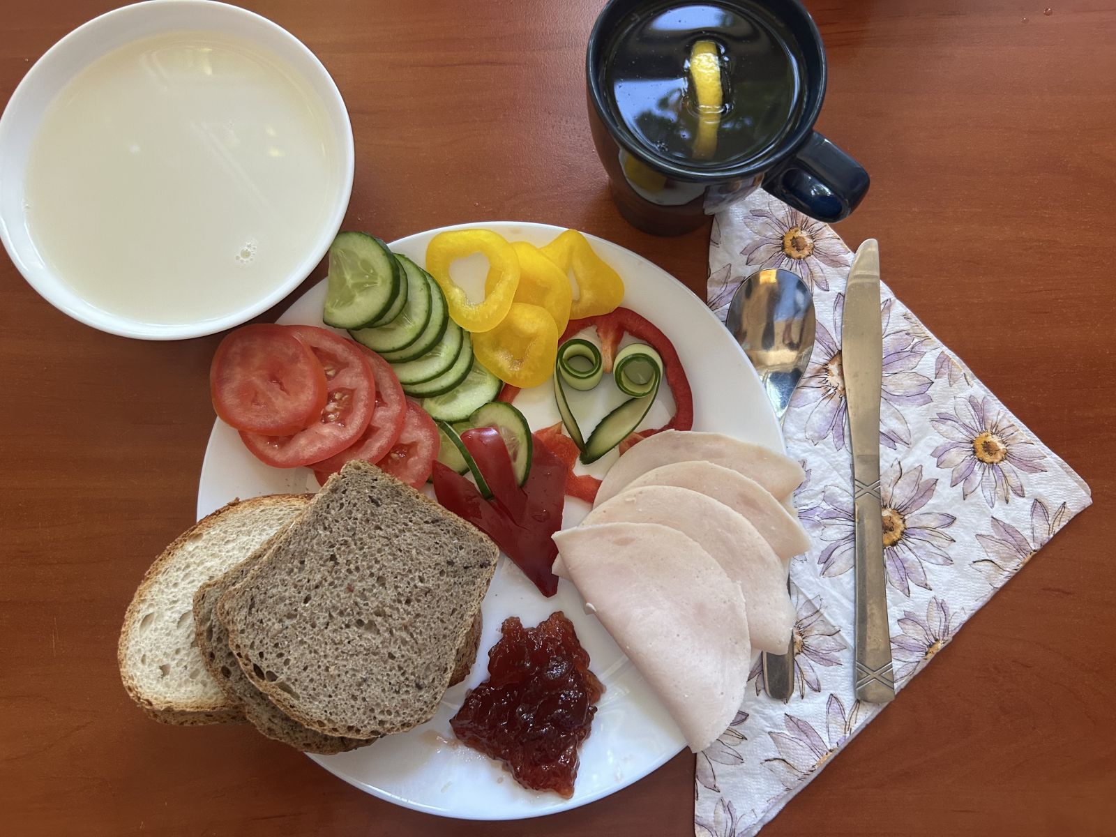 Płatki owsiane na mleku, chleb pszenny i żytni, pomidor, ogórek, papryka, wędlina, dżem