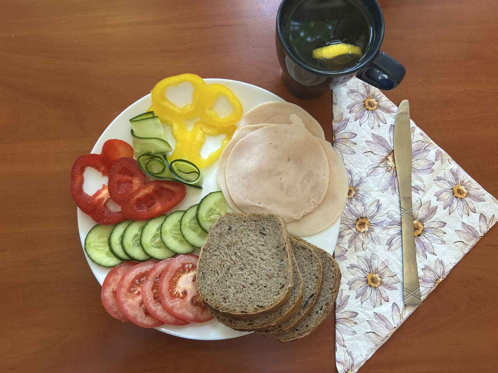 Chleb żytni, pomidor, ogórek, papryka, wędlina, herbata