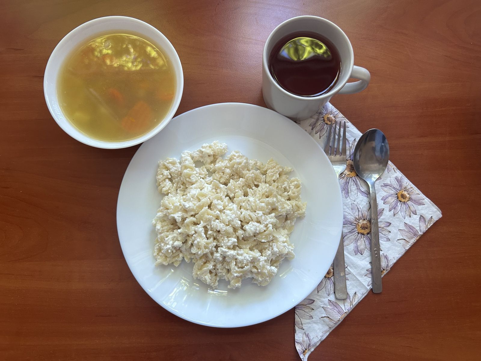 Zupa jarzynowa, makaron z serem na słodko , kompot