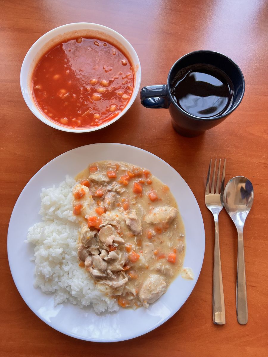 Zupa pomidorowa, potrawka z kurczaka z marchewką, ryż biały gotowany, kompot