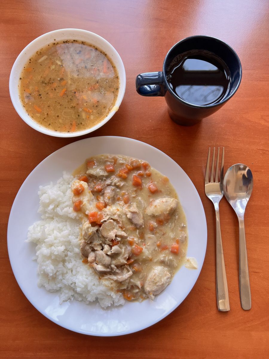 Zupa ziemniaczana, potrawka z kurczaka z marchewką, ryż biały gotowany, kompot