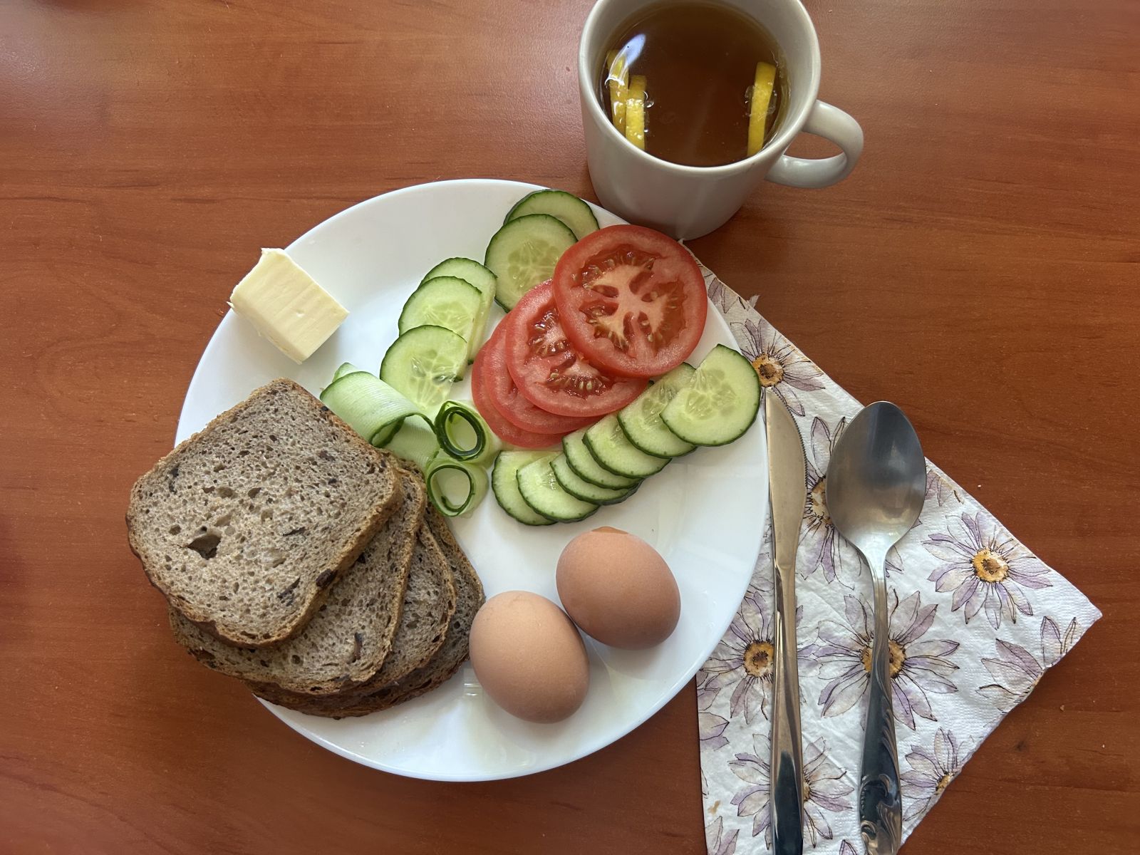 Chleb żytni, pomidor, ogórek, papryka, jaja, herbata