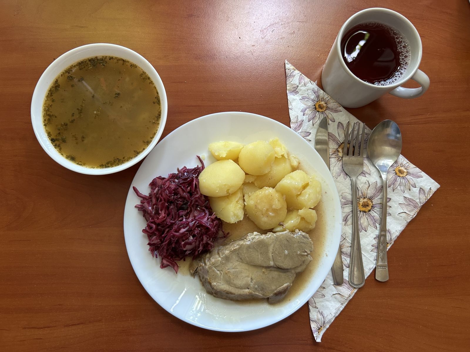 Zupa kalafiorowa, karkówka, ziemniaki, surówka z kapusty czerwonej, kompot