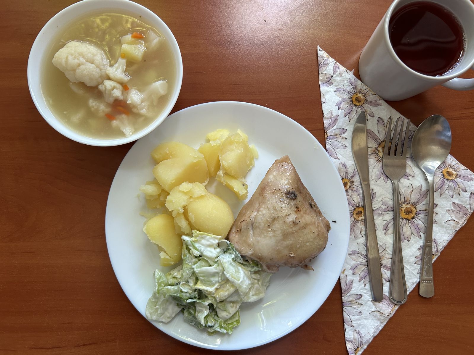 Zupa ziemniaczana, udka, ziemniaki, sałata z jogurtem, kompot