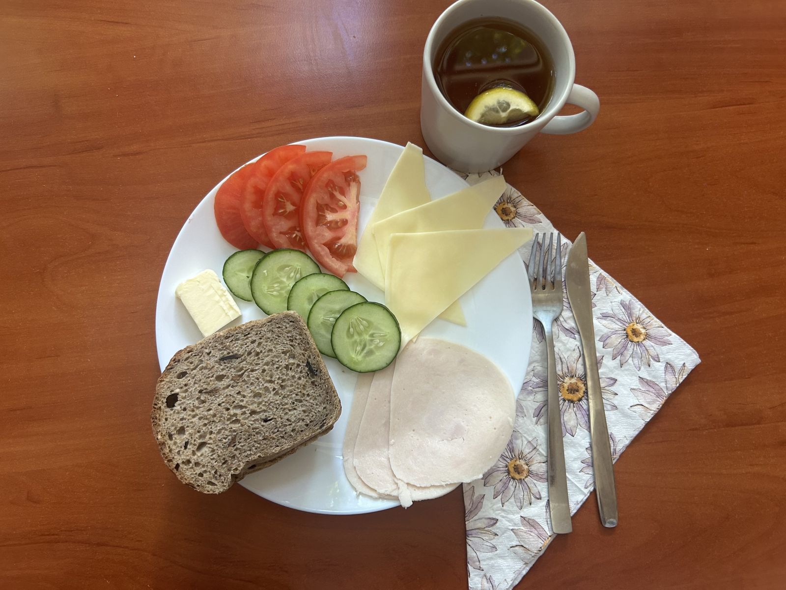 Chleb żytni, pomidor, ogórek, wędlina, ser żółty