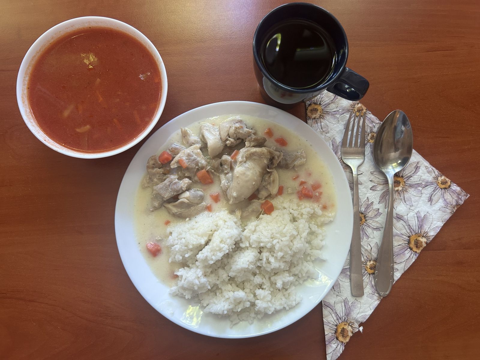 Zupa pomidorowa, potrawka z kurczaka z marchewką, ryż biały gotowany, kompot