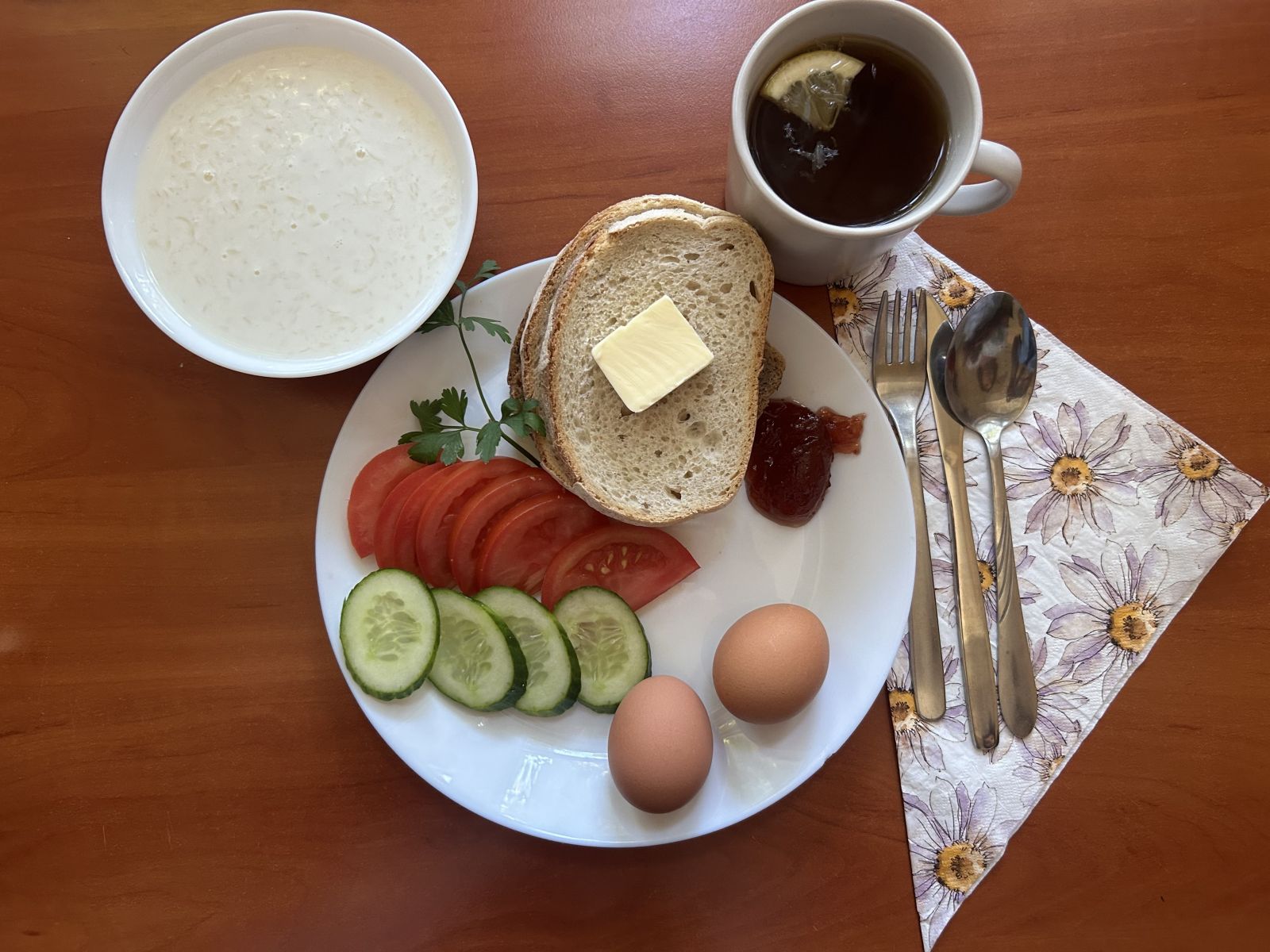 Płatki ryżowe na mleku, chleb pszenny i żytni, pomidor, ogórek, papryka, jaja, dżem