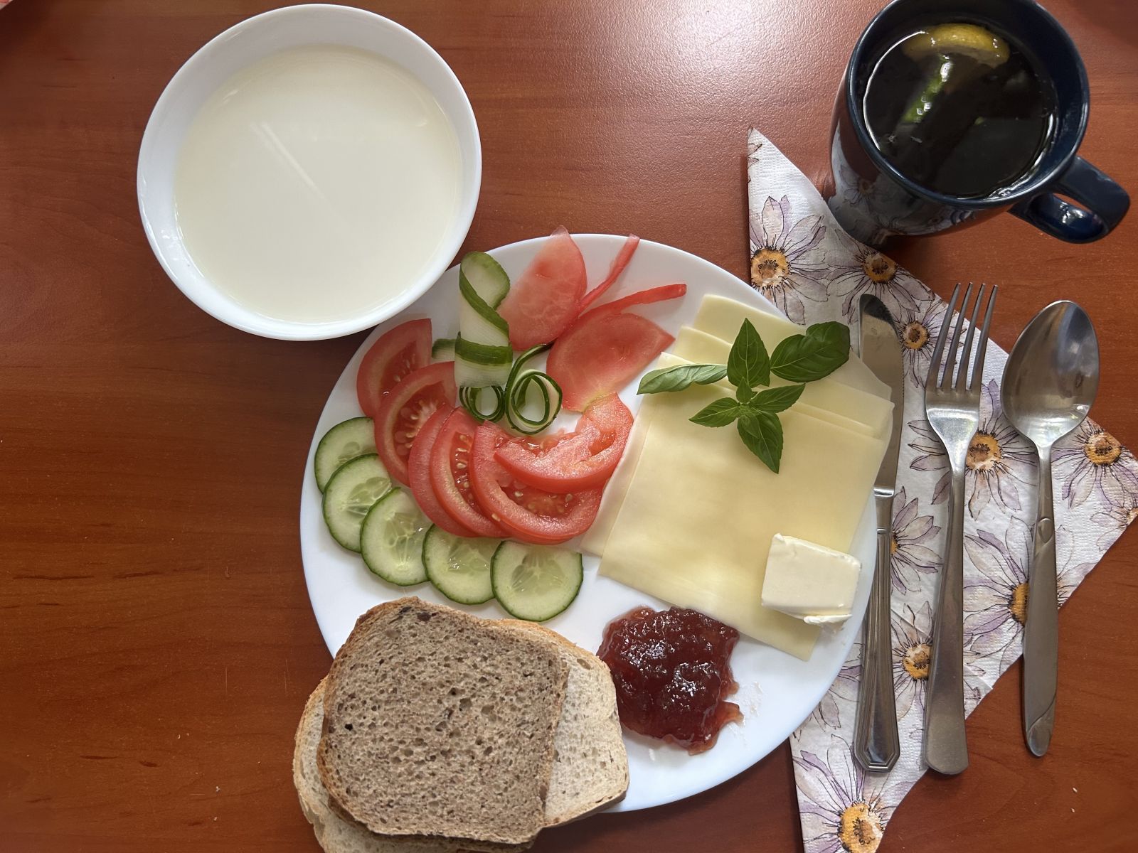 Płatki owsiane na mleku, chleb pszenny i żytni, pomidor, ogórek, papryka, ser żółty, dżem