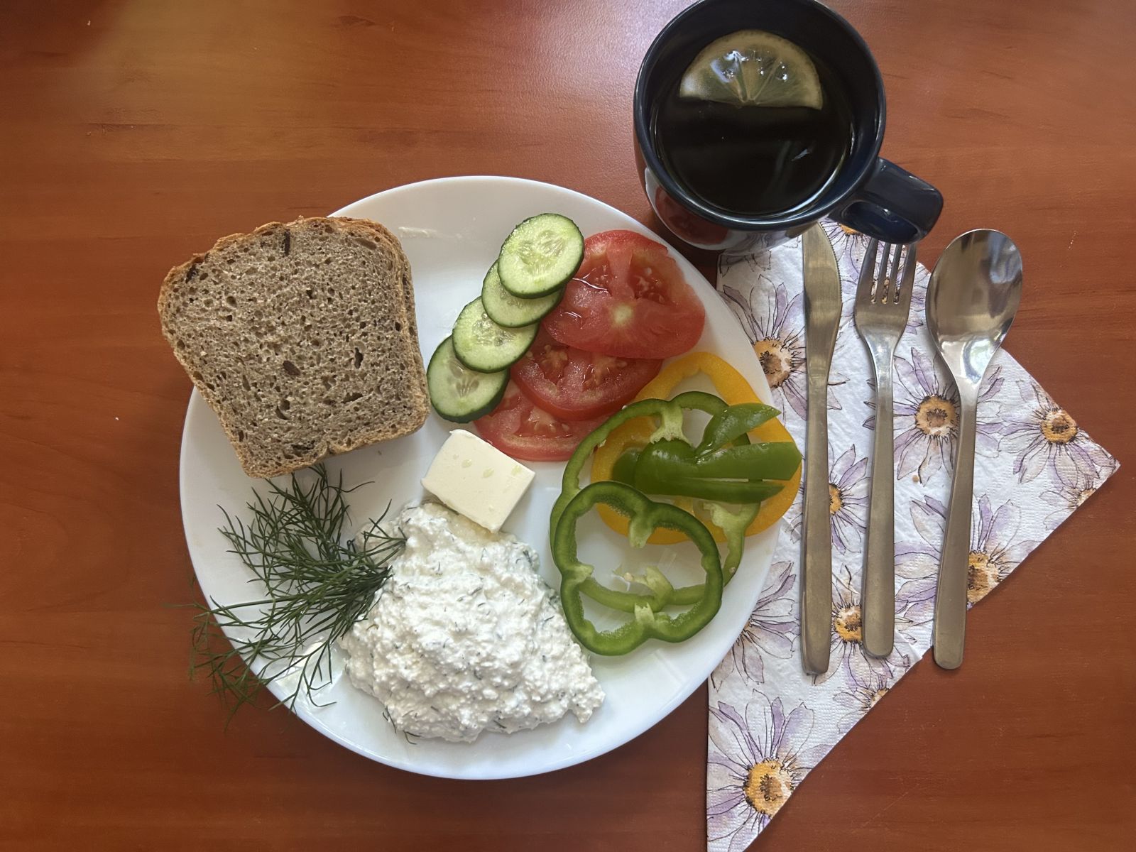 Chleb żytni, pomidor, ogórek, papryka, twarożek, herbata