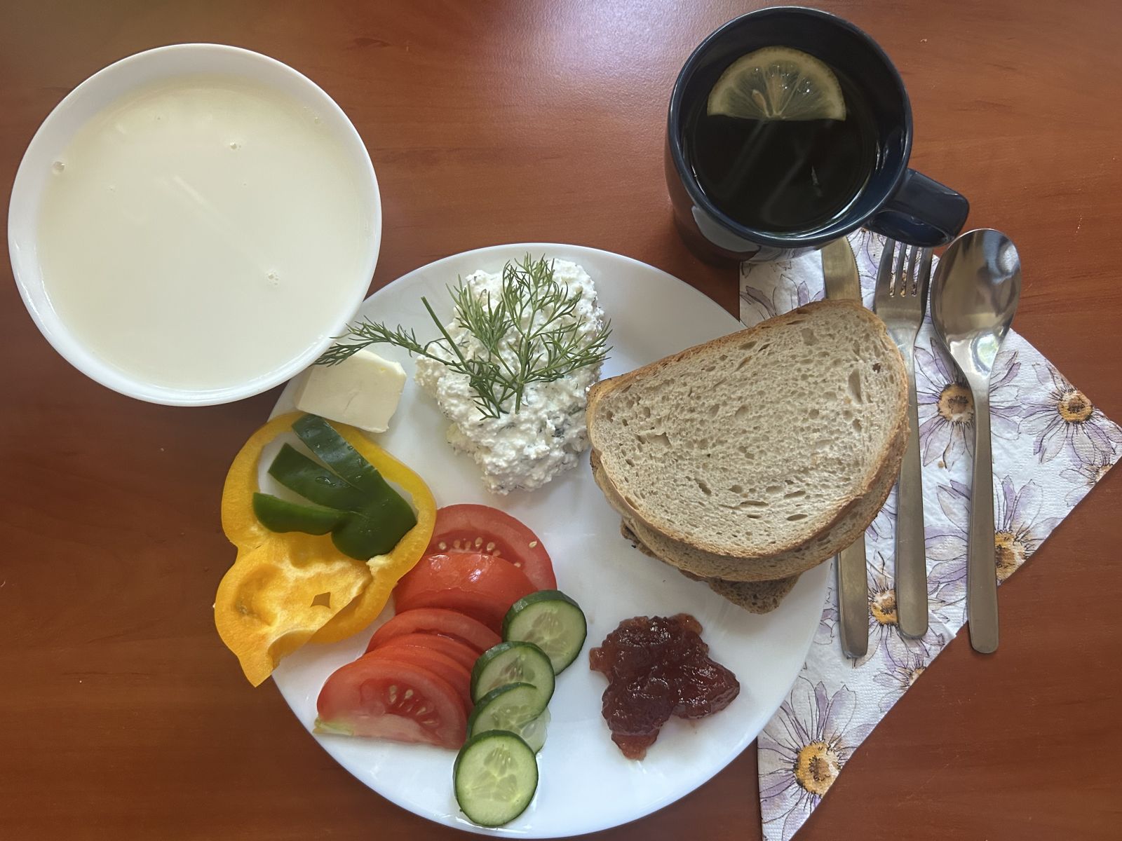 Płatki ryżowe na mleku, chleb pszenny i żytni, pomidor, ogórek, papryka, twarożek, dżem