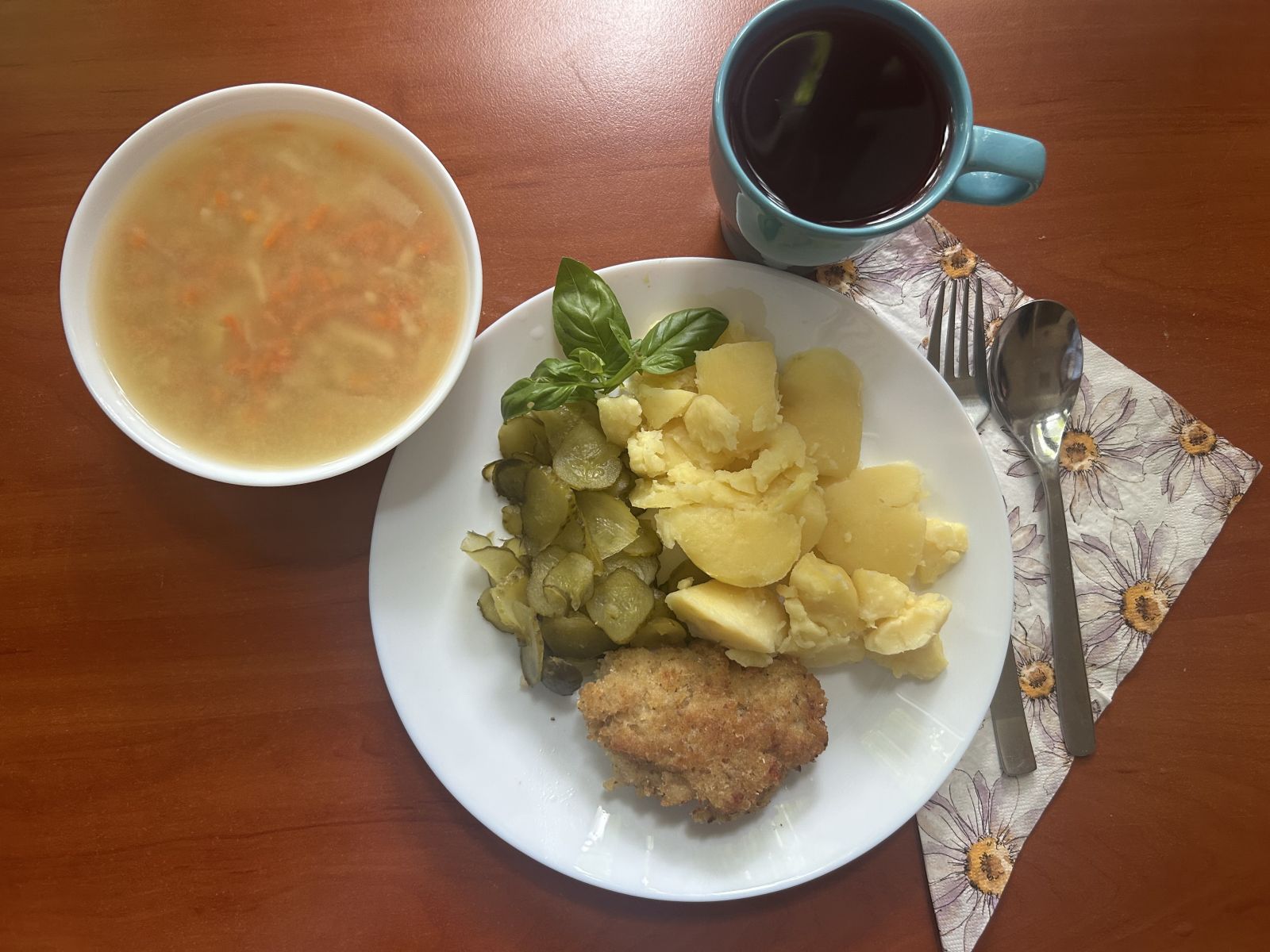 Zupa z soczewicą, kotlet rybny, ziemniaki, ogórki kiszone, kompot