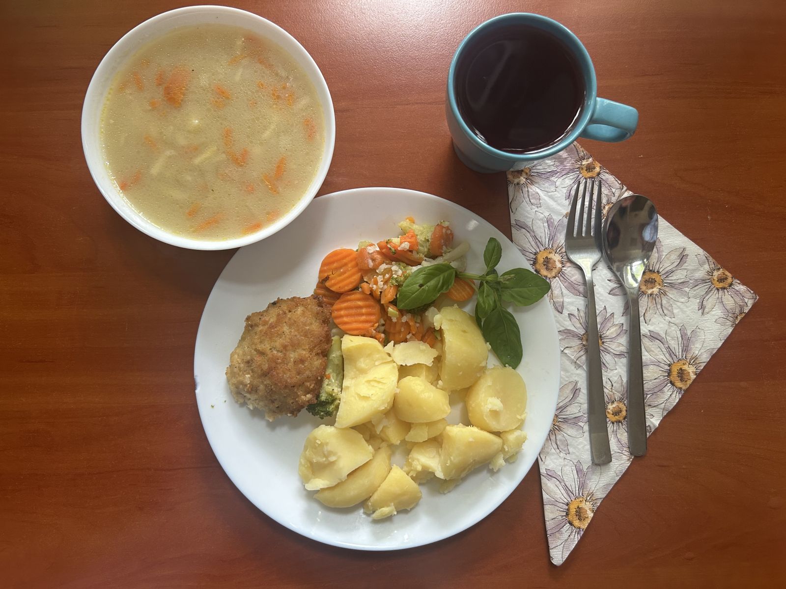 Krupnik, kotlet rybny, ziemniaki, warzywa gotowane, kompot