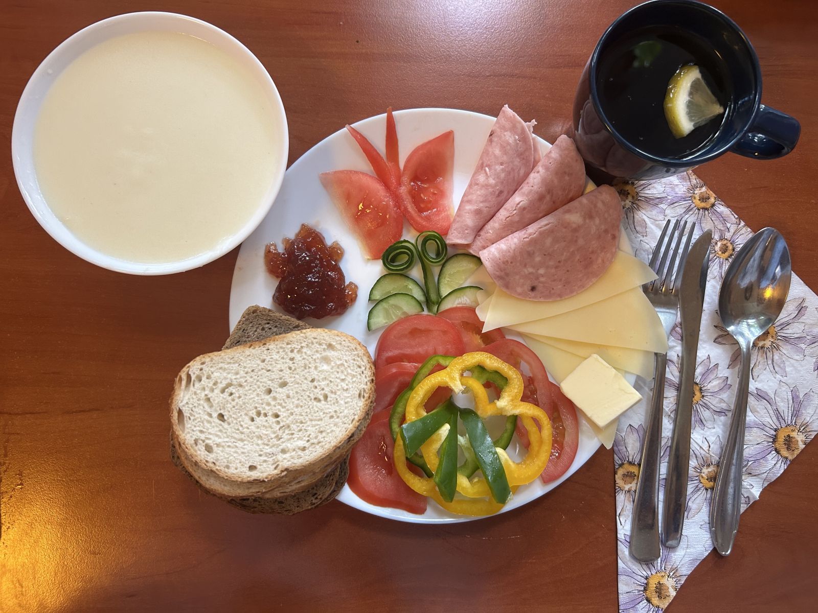 Kasza manna, chleb pszenny i żytni, pomidor, ogórek, papryka, wędlina, ser żółty, dżem