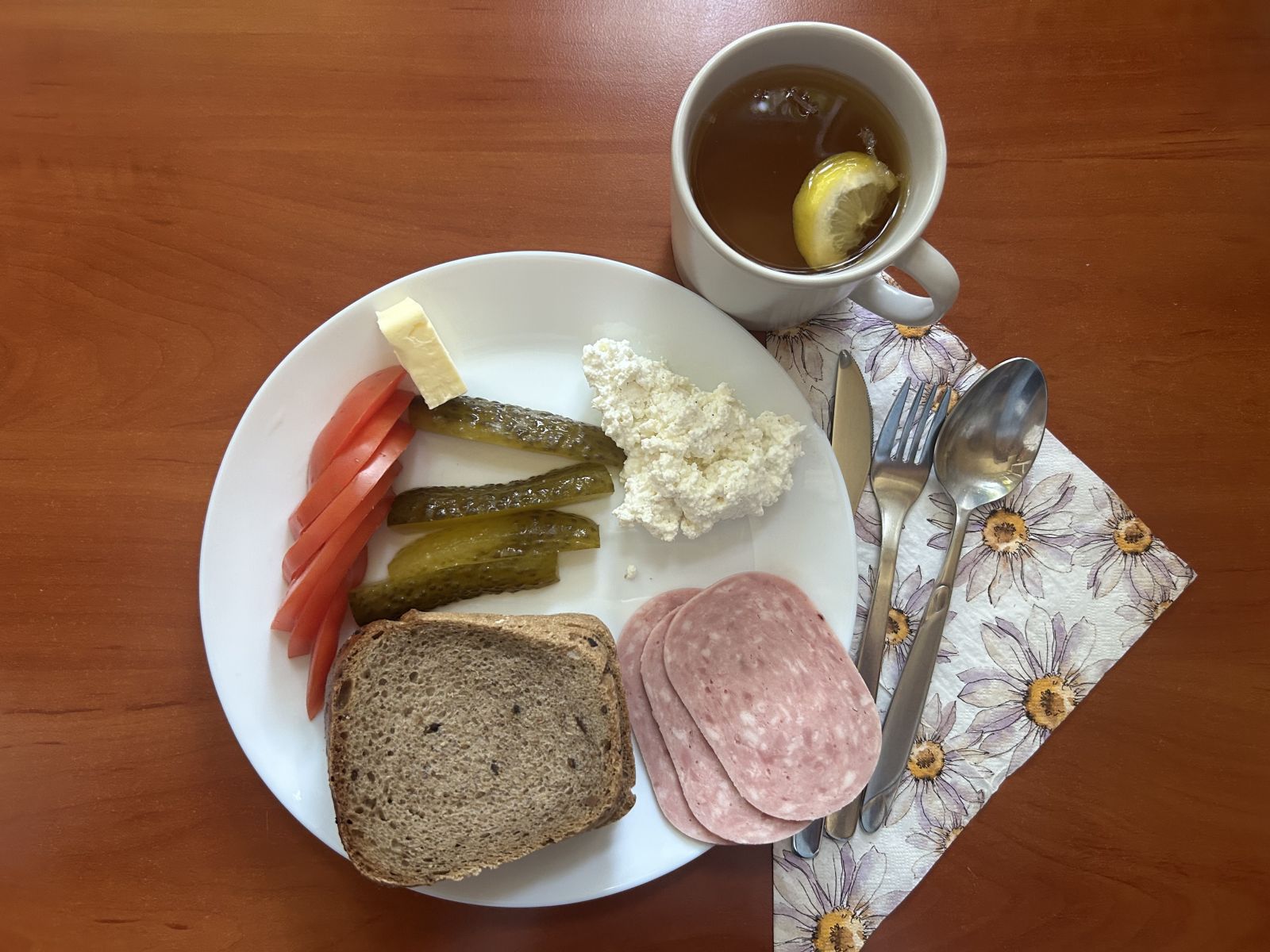 Chleb żytni, pomidor, ogórek kiszony, wędlina, twaróg, herbata