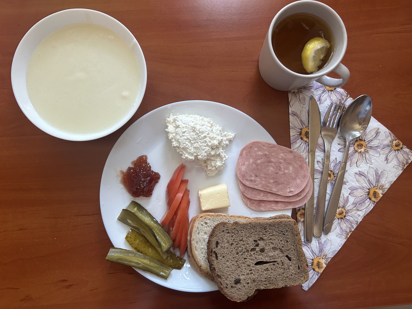 Kasza manna na mleku, chleb pszenny i żytni, pomidor, ogórek kiszony, wędlina, twaróg, dżem