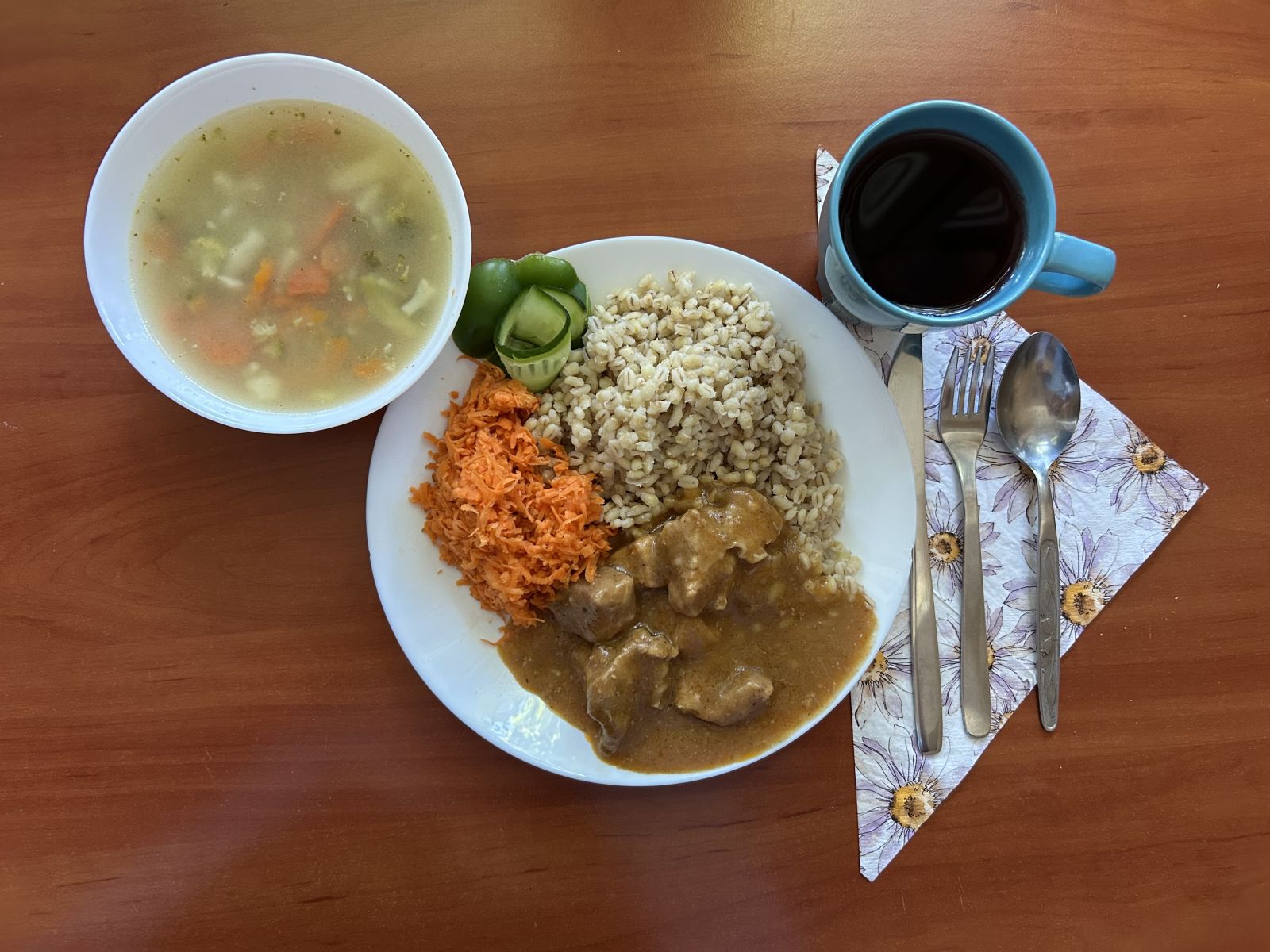 Zupa jarzynowa, gulasz wieprzowy, kasza jęczmienna, surówka z marchewki, kompot