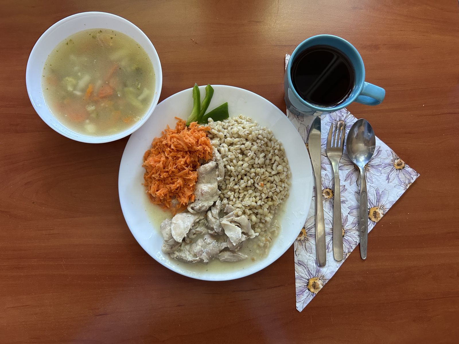 Zupa jarzynowa, gulasz z indyka, kasza jęczmienna, surówka z marchewki, kompot