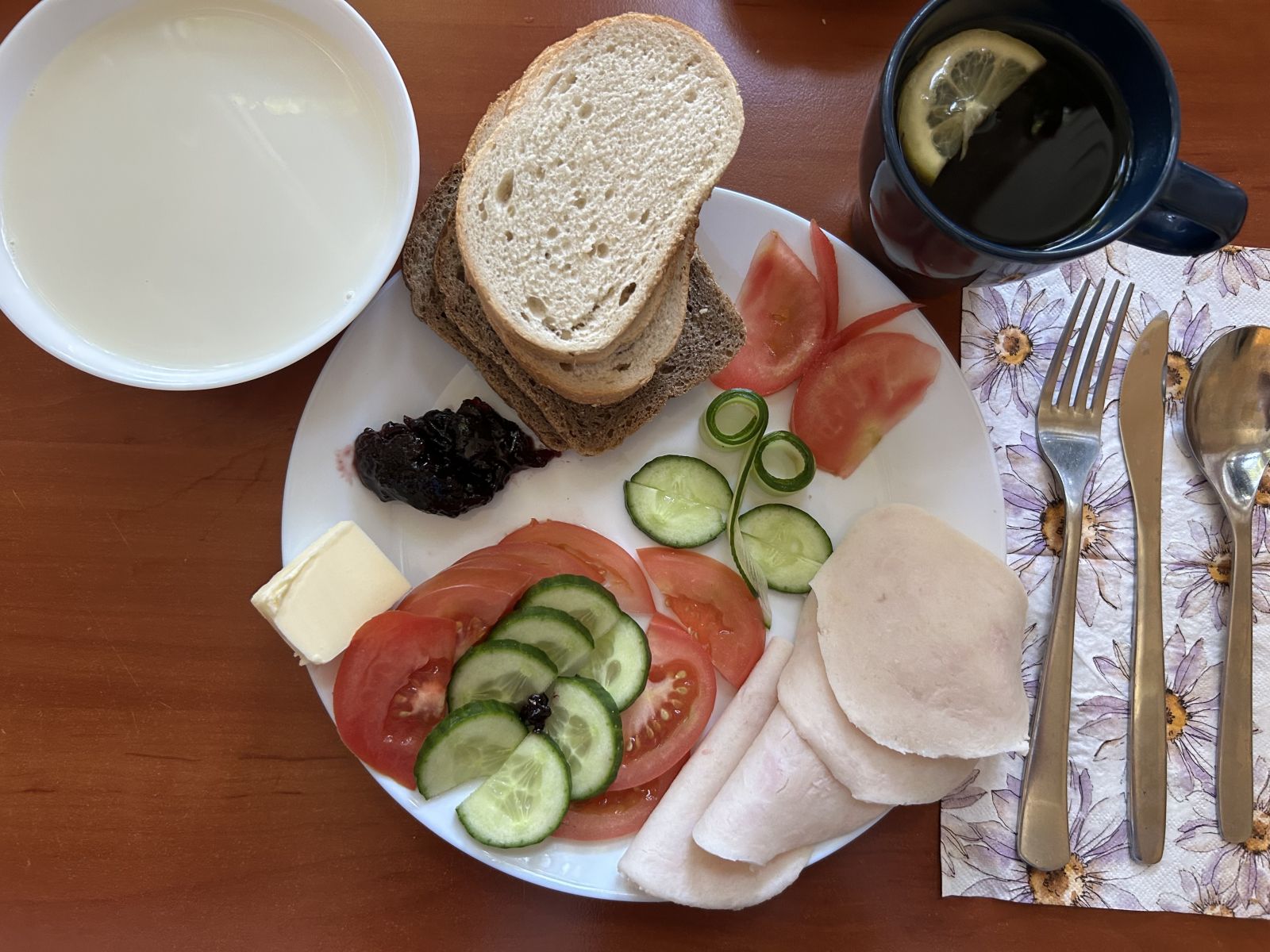 Płatki owsiane na mleku, chleb pszenny i żytni, pomidor, ogórek, wędlina, dżem