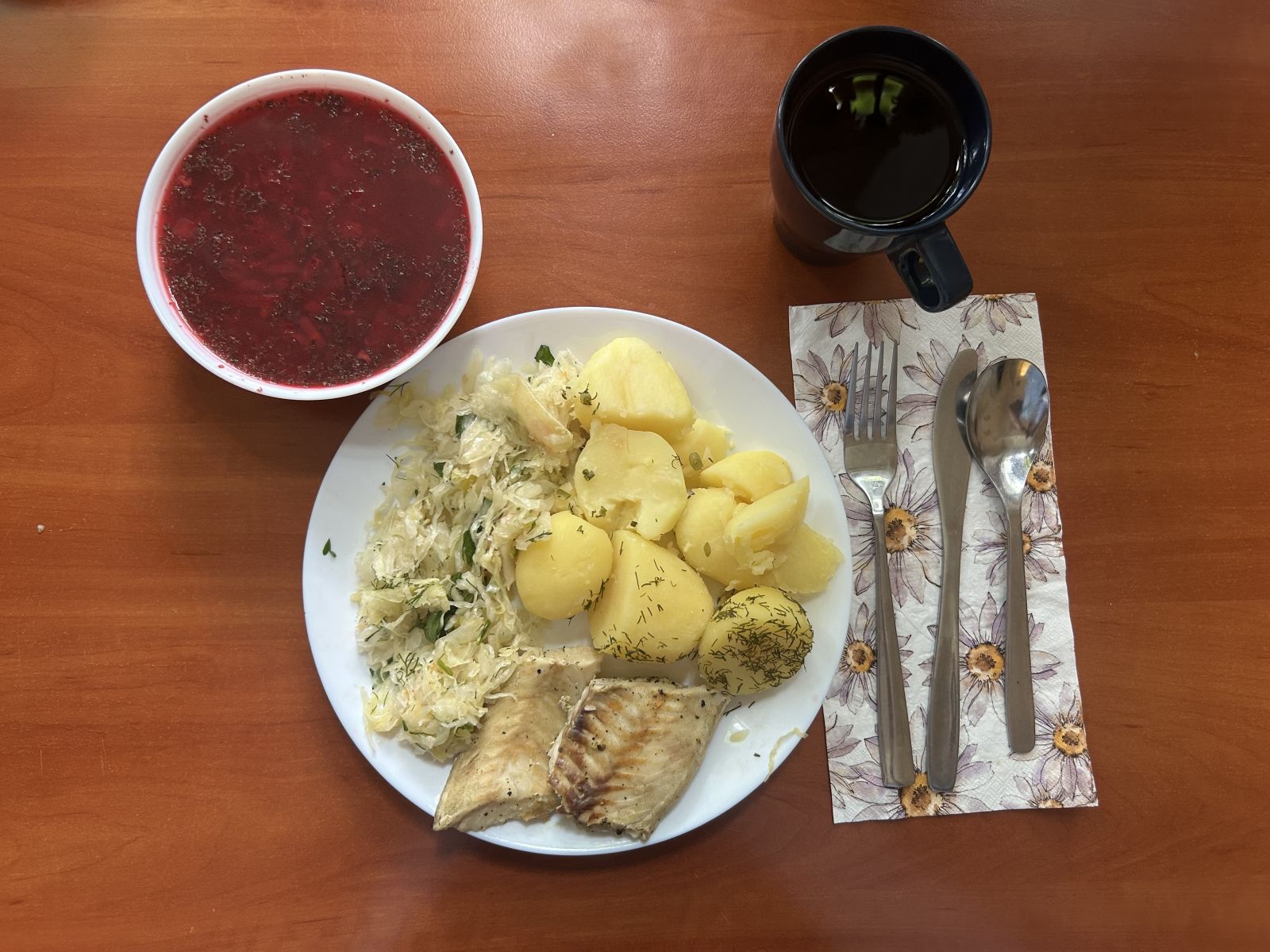 Barszcz czerwony, filet rybny, ziemniaki gotowane, surówka z kapusty kiszonej, kompot