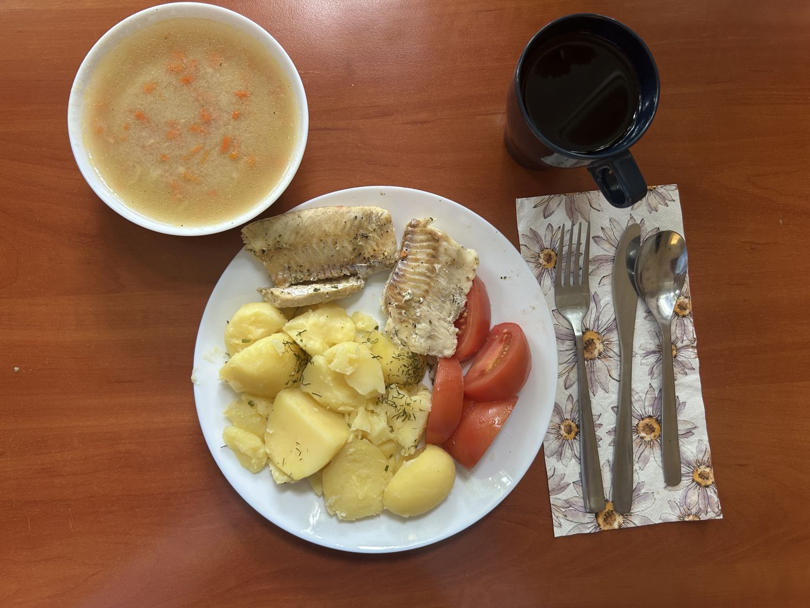 Zupa grysikowa, filet rybny, ziemniaki gotowane, pomidory z olejem, kompot
